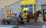 srandičky koňskej povoz v mc drivu u mc donald :D